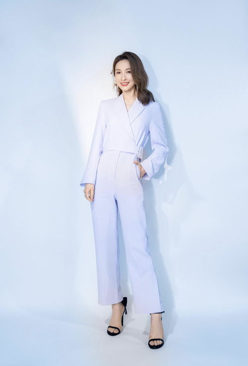 吳昕時尚穿搭 鵝黃色針織衫與黑色皮裙的溫柔俏皮碰撞