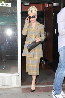 Lady Gaga紐約街頭演繹時尚變裝秀 從職場精英到歌舞女郎的奇幻之旅